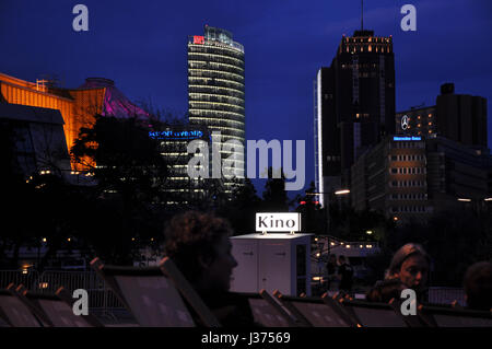 Splendido skyline di Potsdamer Platz di Berlino, visto dalla open air cinema al Kulturforum. Foto Stock