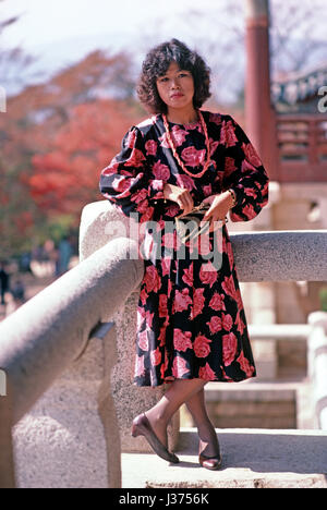 Il coreano lady in posa per la fotocamera al di fuori del tempio Sokkuram parte di Bulguksa Tempio complesso, capo dell'Ordine Jogye del Buddismo Coreano, Corea del Sud, Asia Foto Stock