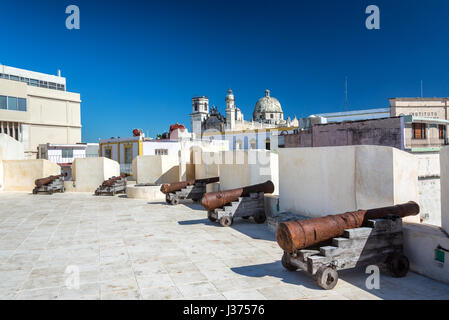 Cannoni allineati su una fortezza nel centro di Campeche, Messico Foto Stock