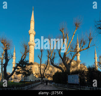 Sud Est esterno del Sultano Ahmet o Moschea Blu, Sultanahmet, Istanbul, Turchia Foto Stock