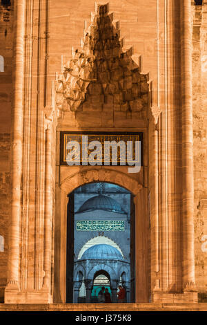 Campi illuminati da ingresso al cortile interno del Sultano Ahmet o Moschea Blu, Sultanahmet, Istanbul, Turchia Foto Stock