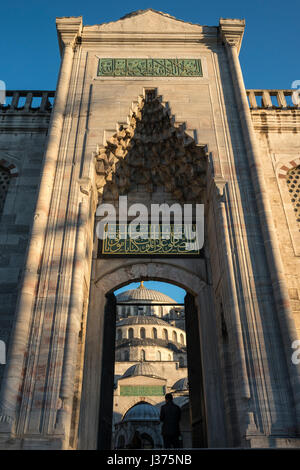 Ingresso anteriore per il cortile interno del Sultano Ahmet o Moschea Blu, Sultanahmet, Istanbul, Turchia Foto Stock