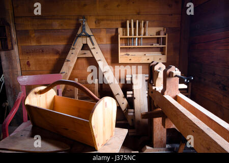 Laboratorio di falegnameria con vari attrezzi di falegnameria e gli sbozzati per prodotti di legno sono situate sul banco e su pareti di legno del workshop Foto Stock