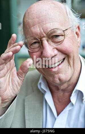 Sir Christopher Ricks, British critico letterario e studioso, presso la London Review of Books Bookshop, 30/07/2010. Foto Stock