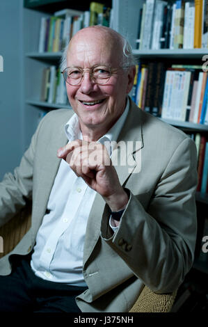 Sir Christopher Ricks, British critico letterario e studioso, presso la London Review of Books Bookshop, 30/07/2010. Foto Stock