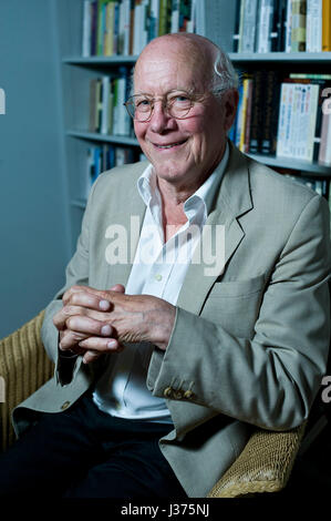 Sir Christopher Ricks, British critico letterario e studioso, presso la London Review of Books Bookshop, 30/07/2010. Foto Stock