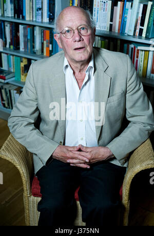 Sir Christopher Ricks, British critico letterario e studioso, presso la London Review of Books Bookshop, 30/07/2010. Foto Stock