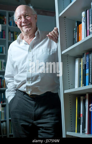 Sir Christopher Ricks, British critico letterario e studioso, presso la London Review of Books Bookshop, 30/07/2010. Foto Stock