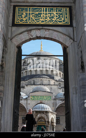 Donna musulmana di entrare nel cortile interno del Sultano Ahmet o Moschea Blu, Sultanahmet, Istanbul, Turchia Foto Stock