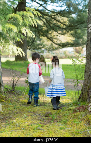 Uovo di Pasqua Caccia all'aperto in Oregon Foto Stock