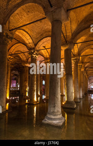 Le colonne in Yerebatan cisterna sotterranea vicino all'Ippodromo, Sultanahmet, Istanbul, Turchia. Foto Stock