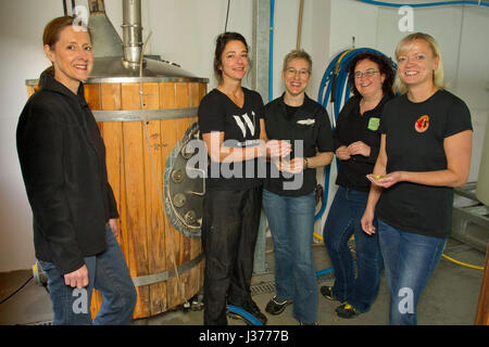 Birreria waen, llanidloes, il Galles centrale,uk dove il proprietario di sue hayward (w t shirt con legati i capelli) tiene un seminario per le donne di altri produttori di birra. Foto Stock