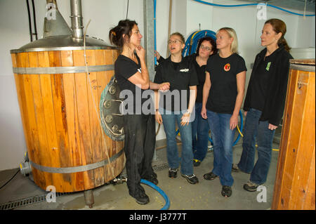 Birreria waen, llanidloes, il Galles centrale,uk dove il proprietario di sue hayward (w t shirt con legati i capelli) tiene un seminario per le donne di altri produttori di birra. Foto Stock