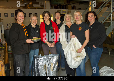 Birreria waen, llanidloes, il Galles centrale,uk dove il proprietario di sue hayward (w t shirt con legati i capelli) tiene un seminario per le donne di altri produttori di birra. Foto Stock