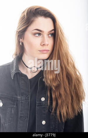 Un grazioso 15 anno vecchia ragazza in studio contro uno sfondo bianco nel Regno Unito Foto Stock