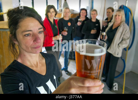 Birreria waen, llanidloes, il Galles centrale,uk dove il proprietario di sue hayward (w t shirt con legati i capelli) tiene un seminario per le donne di altri produttori di birra. Foto Stock