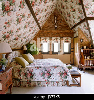 Stile Edoardiano camera da letto con motivi floreali e soffitto di lenzuola. Foto Stock