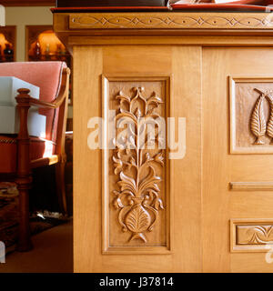 La parte anteriore di legno intagliato desk. Foto Stock