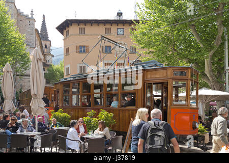 Tram di fronte al municipio di Sóller, Mallorca, Spagna Foto Stock