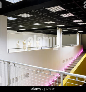 Manichini sopra la scala della moda e il museo tessile Foto Stock