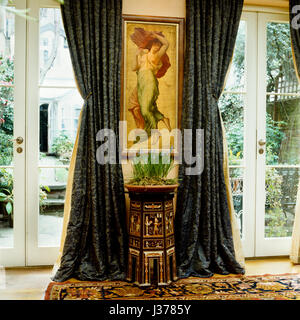 Tavolino con pianta di casa. Foto Stock