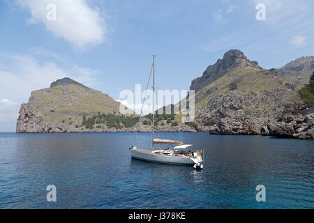 Imbarcazione a vela nella Baia di Sa Calobra, Serra de Tramuntana, Mallorca, Spagna Foto Stock