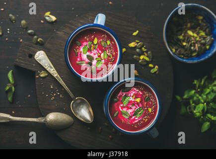 Molla di zuppa di barbabietole con la menta, pistacchio, chia, lino, semi di zucca Foto Stock