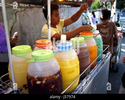 ANTIPOLO City, Filippine - 24 Aprile 2017: un venditore ambulante vende una varietà di succhi di frutta e altri rinfreschi sul suo carrello della bevanda in corrispondenza di una via a Foto Stock