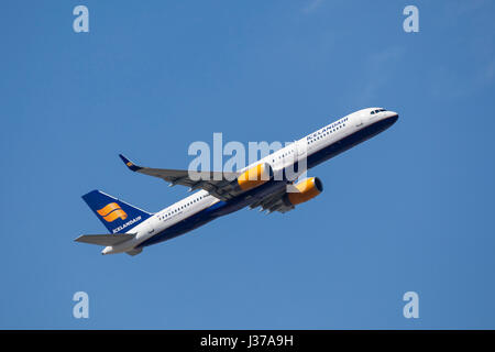 Francoforte, Germania - 30 Marzo 2017: Icelandair Boeing 757-200 dopo il decollo presso l'aeroporto internazionale di Francoforte Foto Stock