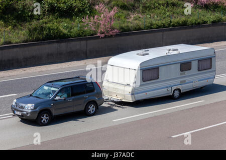 Francoforte, Germania - 30 Marzo 2017: Nissan X-trail di un sistema di traino caravan in autostrada in Germania Foto Stock