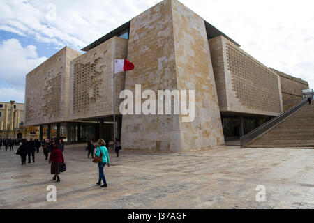 Malta è di nuovo la Casa del Parlamento è stata completata nel 2015 da disegni dal noto architetto italiano Renzo Piano. Un suggestivo e moderno edificio vicino alla città vecchia. Foto Stock