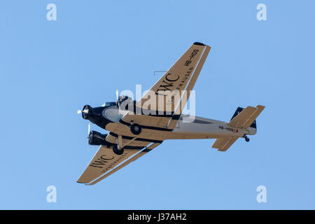 Francoforte, Germania - 30 Marzo 2017: storico aereo Junkers Ju 52 dal 1932 volando sopra l'aeroporto internazionale di Francoforte Foto Stock