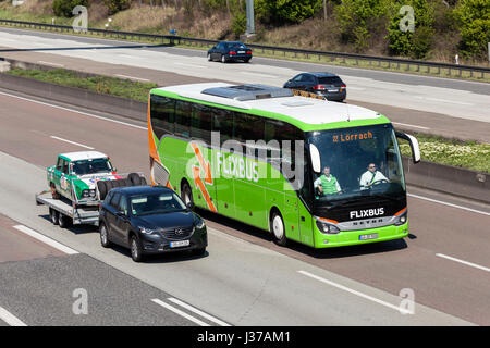 Fraknfurt, Germania - 30 Marzo 2017: Flixbus pullman in autostrada. Flixbus è un europeo a lunga distanza servizio pullman Foto Stock