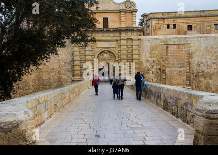 Il cancello principale di Mdina, una collina fortificata città nella regione settentrionale di Malta che è servita come la capitale dell'isola durante il medioevo. Foto Stock