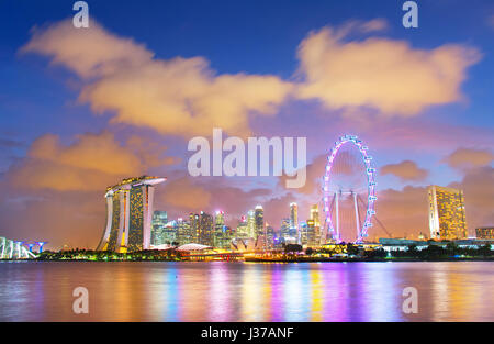 Singapore Downtown Core riflettente nel fiume Singapore al crepuscolo Foto Stock