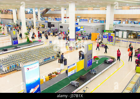SHANGHAI, Cina - 26 DIC 2106: persone all'Aeroporto di Shanghai Pudong arrivo contatore di immigrazione. Dall'Aeroporto di Pudong è un importante hub di aviazione della Cina Foto Stock