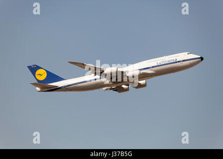 Francoforte, Germania - 30 Marzo 2017: Lufthansa Airlines Boeing 747-400 dopo il decollo presso l'aeroporto internazionale di Francoforte Foto Stock