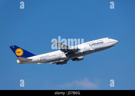 Francoforte, Germania - 30 Marzo 2017: Lufthansa Airlines Boeing 747-8 dopo il decollo presso l'aeroporto internazionale di Francoforte Foto Stock