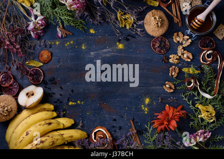 Bellissimo sfondo disordinato con cakces, frutta e noci. Telaio di cibo, vista dall'alto. Foto Stock