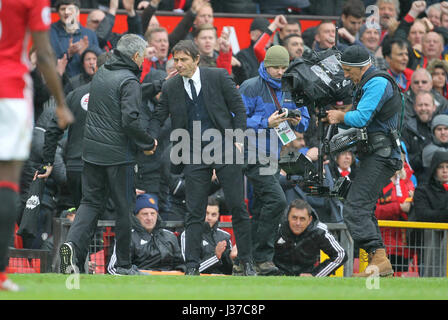 JOSE MOURINHO E ANTONIO CONT MANCHESTER UNITED V CHELSEA OLD TRAFFORD Manchester Inghilterra 16 aprile 2017 Foto Stock