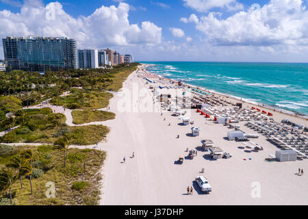 Miami Beach Florida, sabbia, Oceano Atlantico, surf, vista aerea dall'alto, sedie a sdraio, W South Beach, hotel, passerella, alti edifici condominali, hotel, F Foto Stock