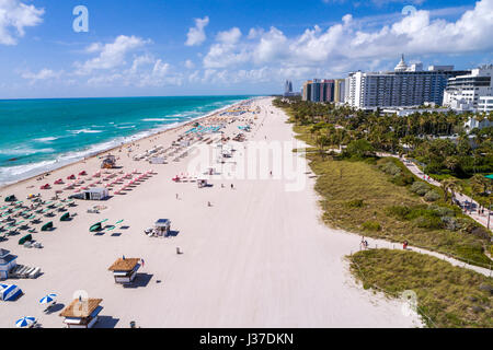 Miami Beach Florida, sabbia, acqua dell'Oceano Atlantico, surf, vista aerea dall'alto, ombrelloni, sedie a sdraio, passerella, cabanas, alti condomini Foto Stock