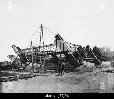 La Torre Eiffel, situata a Parigi, in Francia, fu completata nel 1889 come arco d'ingresso per l'esposizione Universelle del 1889. Si erge come una struttura iconica e simbolo dell'ingegneria moderna. Foto Stock