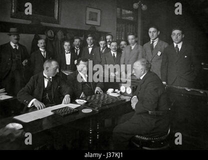 Questa immagine raffigura un progetto di costruzione di dighe, che mette in evidenza il lavoro tra diversi professionisti, tra cui Marius Fabre, J. Swart, H. Koperberg e L. Prijs, nella loro collaborazione al progetto di ingegneria. Foto Stock