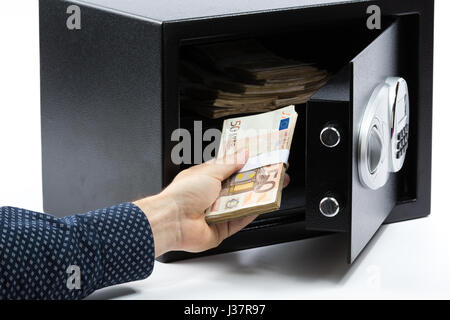 Maschio lato mantenendo le banconote in euro in una cassetta di sicurezza su sfondo bianco Foto Stock