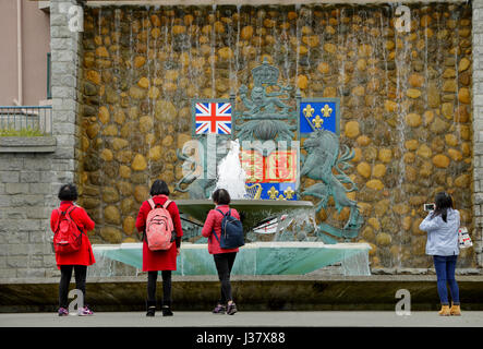 I turisti cinesi fotografare provinciale Stemma in Victoria-Victoria, British Columbia, Canada. Foto Stock