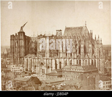Un'immagine che mostra la costruzione dell'iconica cattedrale di Colonia in Germania, scattata nel 1855. La cattedrale è una delle più grandi strutture gotiche d'Europa. Foto Stock