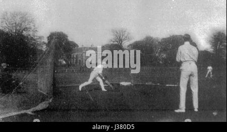 Questa fotografia del 1890 cattura una sessione di allenamento di cricket a Eglinton, mostrando i giocatori in abiti tradizionali. La scena offre uno sguardo sulla cultura sportiva del tardo XIX secolo e sull'importanza del cricket nelle attività all'aperto britanniche durante questo periodo. Foto Stock