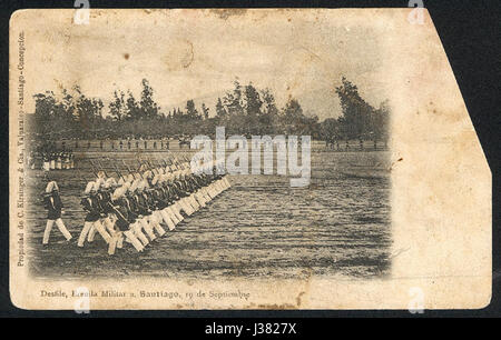 La Military School Parade di Santiago, che si tiene il 19 settembre, è un importante evento nazionale in Cile, che mette in mostra la forza militare e la tradizione del paese. Presenta bande di marcia, soldati e equipaggiamento militare in mostra, celebrati dal pubblico. Foto Stock
