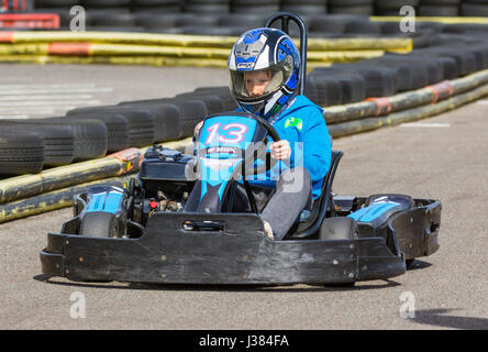 Bambino a cavallo su un go-kart. Foto Stock